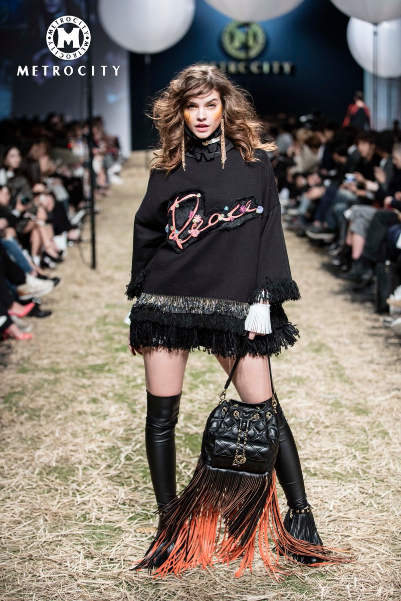 Metrocityusa's tweet photo. 2016 F/W METROCITY COLLECTION With Barbara Palvin #Metrocity #Metrocityworld #Runway #BarbaraPalvin #DDP #SFW https://t.co/VELYu53ROi