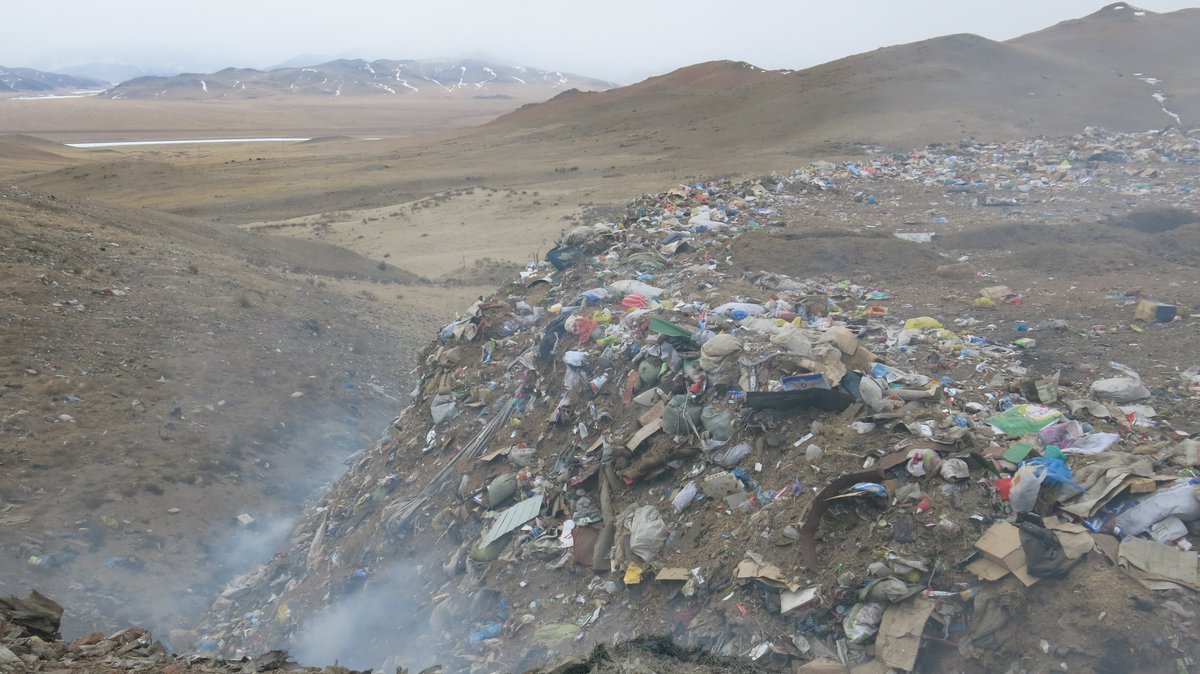 Дэлгэрмөрөний эрэг. Эхлээд энгийн хогоо зөв газар, зөв төвлөрүүлж сурахад төрд маань хууль, хөрөнгө хэрэгтэй байна.