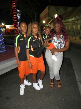 Ladycaprice_'s tweet image. 👭👭 5 deep none more none less  #MissingLondon