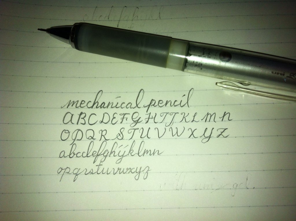 筆記体bot On Twitter Mechanical Pensil シャープペン 英語 書くことによって芯が削れ 平らなところと尖ったところの差が生まれます これを利用し濃淡を巧みに出すことによって 洗練された筆記体を書くことができます Https T Co Zobxwopupy Twitter