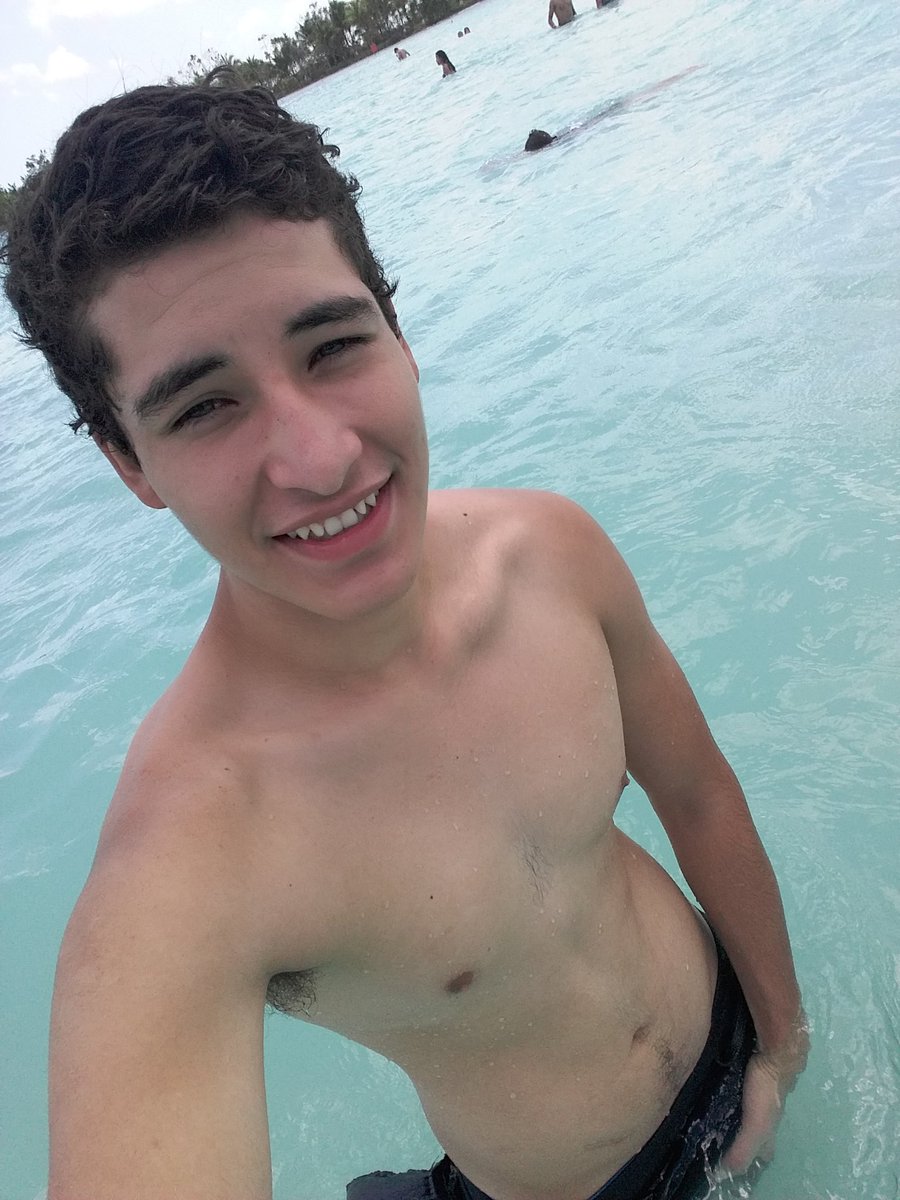 weroraygadas's tweet photo. Playita #semanasanta #cancunbeach 😎😎❤❤ https://t.co/5hM7Lzi1F8