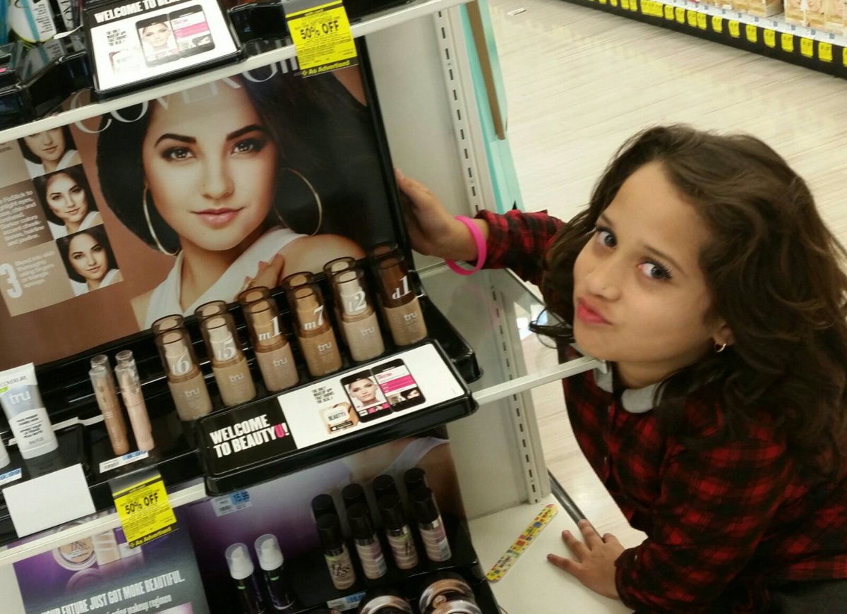 Lene13Ari's tweet photo. @iambeckyg #Perfectface β¨πMy #Covergirl .. adoro encontrarte en la pharmacy π #Diva #BeastersOrgullosas ππ #SaludosB https://t.co/Vi0NG9mvFB