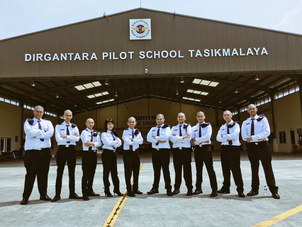 PilotDPST's tweet image. Click...pose keren di hanggar dpst..