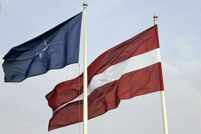 Нато латвия эстония. Латвия НАТО. Латвия и Литва в НАТО. Флаг Латвии. Латвия и Эстония в НАТО.