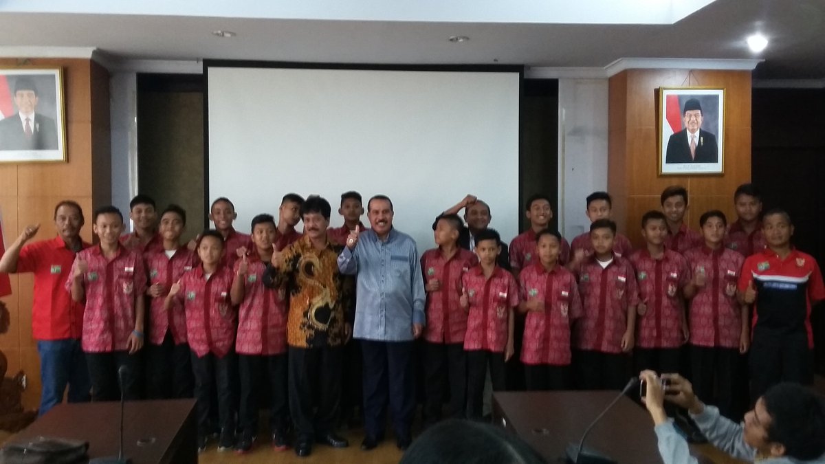 Jenarif7's tweet photo. Lepas Tim SB U13 th u/ mengikuti Barcelona Football Cup, Spanyol tgl 2-4 Apr 2016 oleh Asdep Sentra Keolahragaan. https://t.co/gAgNl0Zfou