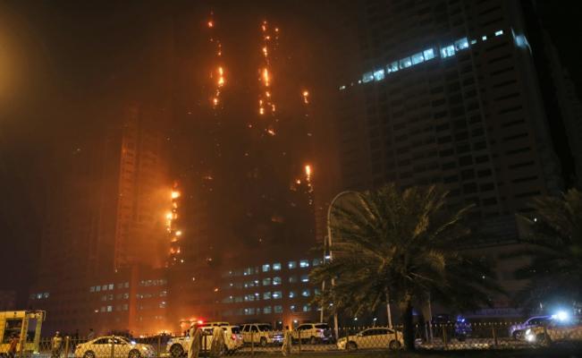 El_Universal_Mx's tweet photo. Se incendia rascacielos en Emiratos Árabes; no se reportan víctimas o heridos hasta ahora https://t.co/5cFTKW6EFN https://t.co/3PQXMBCVqL