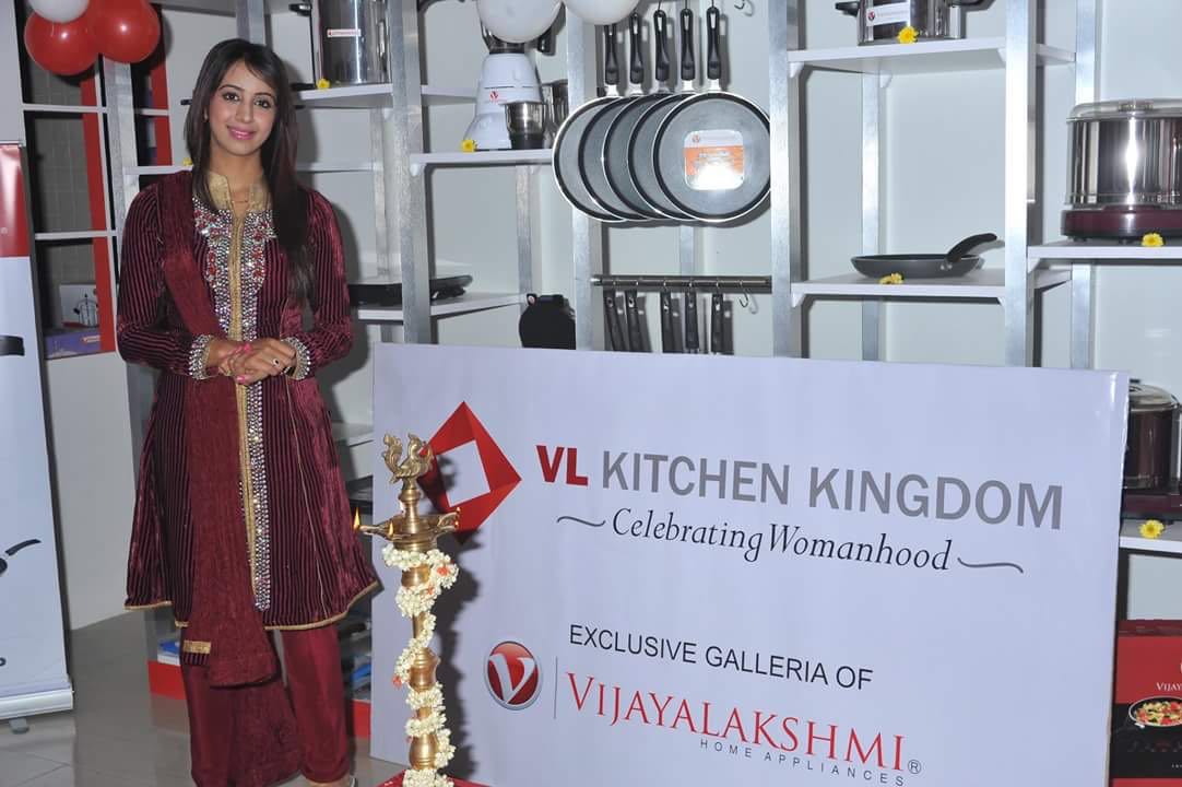 RIAZtheboss's tweet photo. @actressanjjanaa styled by #neerukumar Ji for the Inaugral of #vijaylakshmi kitchen kingdom in banglore city https://t.co/HDxRNs84Vz