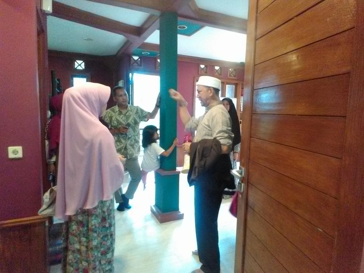 smpkreatifihaqi's tweet photo. Field Trip menuju Asrama bersama ust @erickyusuf  dan Para wali calon pendaftar.. https://t.co/GjaaVvqp5I