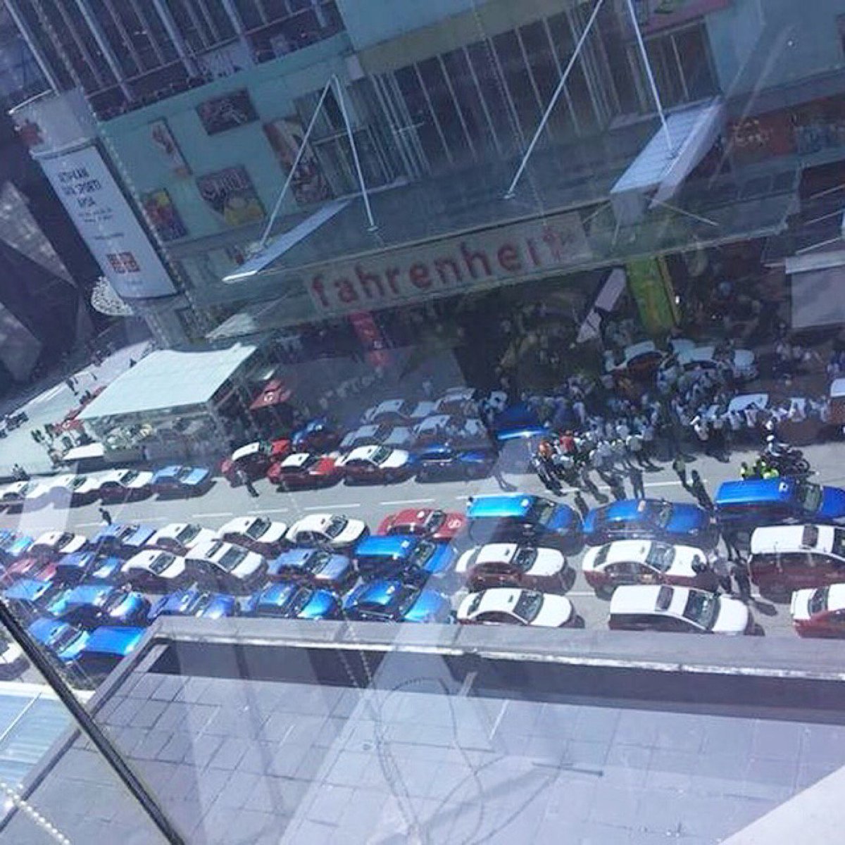 HarithIskander's tweet photo. Taxi drivers protest against Uber/Grab. So customers r forced to call Uber/Grab coz u all r busy protesting https://t.co/24Cbn1tPxu
