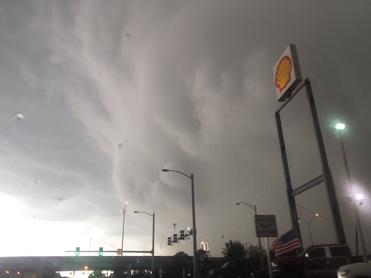 ajsg's tweet photo. #ShelfCloud #RollingCloud #Cloud formations Do you 👀 what I 👀? ©AJSG https://t.co/B7PkKuZ3V5