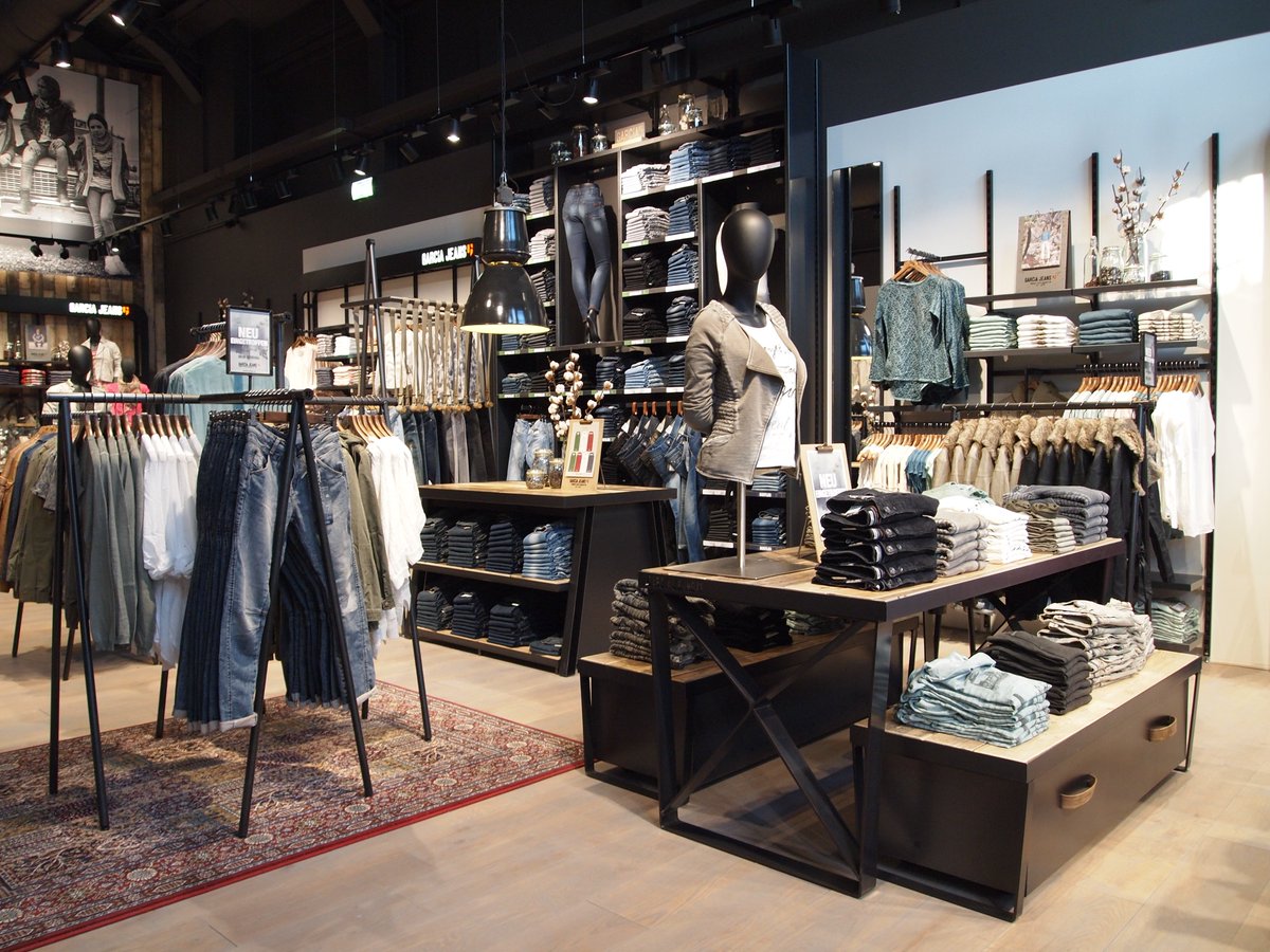 Store_3D's tweet photo. Outlets Garcia opgeleverd in Wertheim en Ingolstadt (DL). #deliverexperience. #store3D #garcia https://t.co/dCwPC054rK