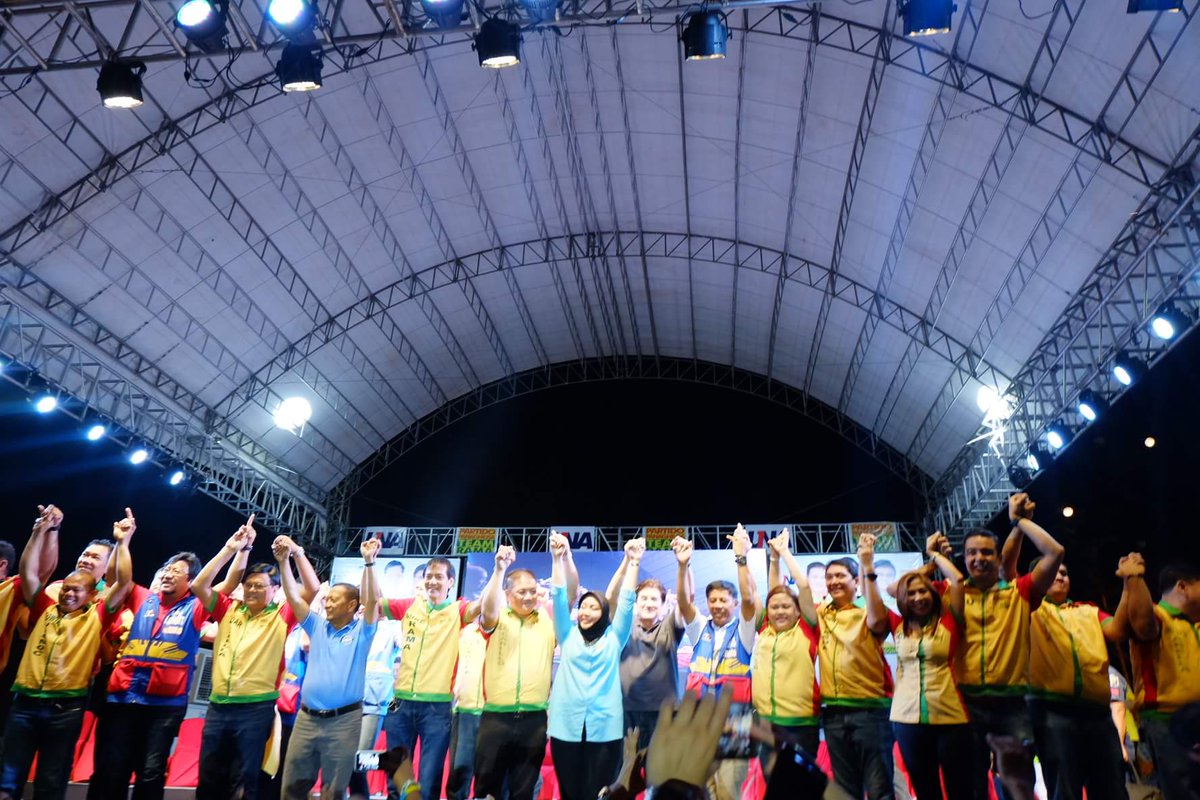 teamhonasan's tweet photo. Team Rama-UNA rally at Plaza Independencia in Cebu City earlier. @PartidoUNA #cebuvote2016 | https://t.co/2YhsAEIyjv https://t.co/MnpIUnAFxx
