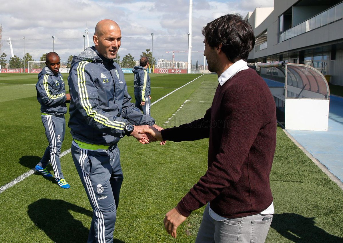 realmadrid's tweet photo. 😊👍🌟

Visita muy especial hoy en la Ciudad Real Madrid...¡Nuestra leyenda Raúl!

#HalaMadrid #RMCity https://t.co/41zCwfZu18