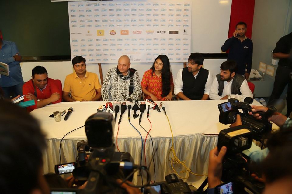 _MonalGajjar's tweet photo. Monal Gajjar During Press Conference of Movie Thai Jashe @Gajjarmonal #monal #monalgajjar https://t.co/XM4ZjRHDIf https://t.co/zotpL1RElF