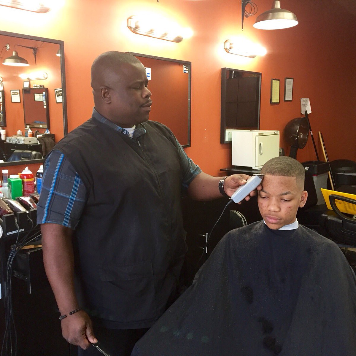 DandDAppliances's tweet photo. We have a new professional, licensed barber.Chyno "Barber Dave" #DOWNTOWN #ATL #BoxCuts #MohawkCuts #HotTowelShaves https://t.co/7QSyU6uMwe