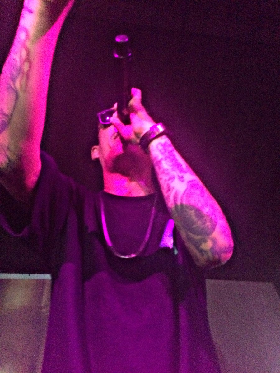 Quando il tuo sogno erotico è praticamente sopra di te.. #DoesItalyTour <a href="/Noyzofficial/">Noyz Narcos</a> <a href="/ndrewsmith/">Andrew Propaganda</a> <a href="/PropagandaRoma/">Propaganda Agency</a>