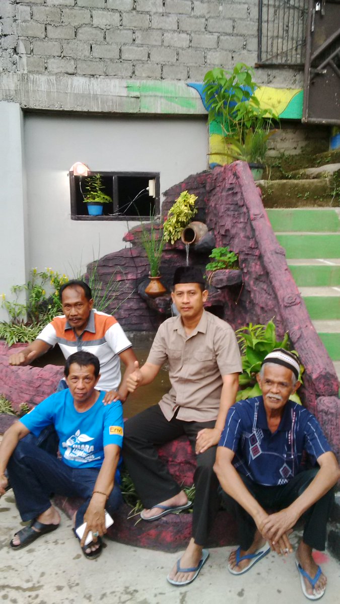 abahwawan04's tweet photo. @ridwankamil @kec_cicendo ,persiapan lomba rw kreatif mudah mudahan bisa masuk 10 nominasi amiiiin. https://t.co/Q2sH9QCDBN