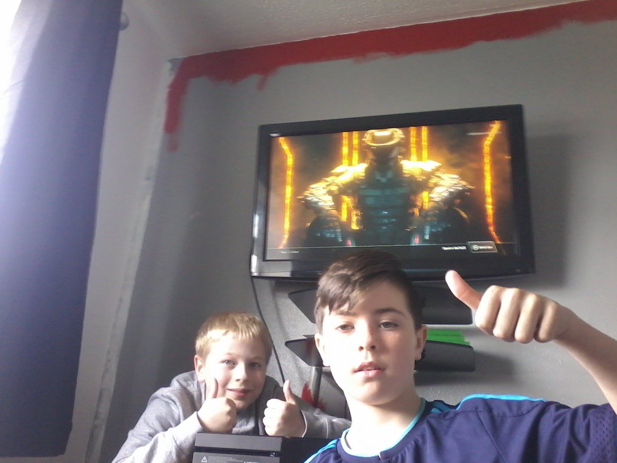 ben_lfc_7's tweet photo. Me and my pal @AlexTheZD are about to play der eisendrache on the new Xbox one we're in the ZD clan we're the leader https://t.co/thcEUEL4xR
