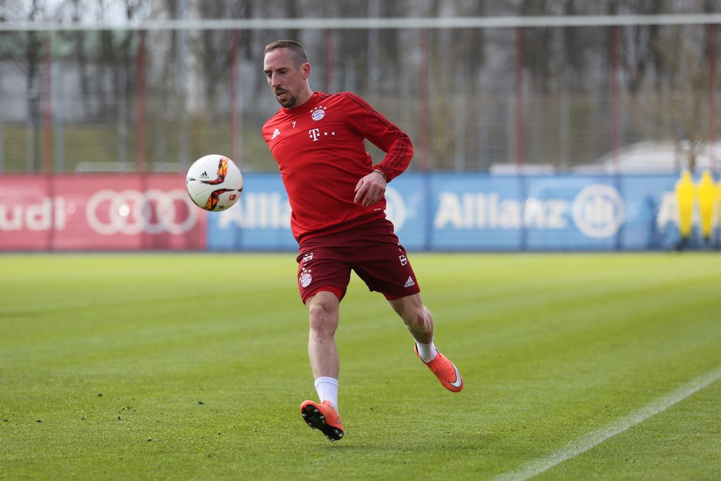 FCBayernEN's tweet image. Good workout for the first team as they took on the youngsters in a practice game. It finished 2-0 to #Ribéry &amp;amp; Co!