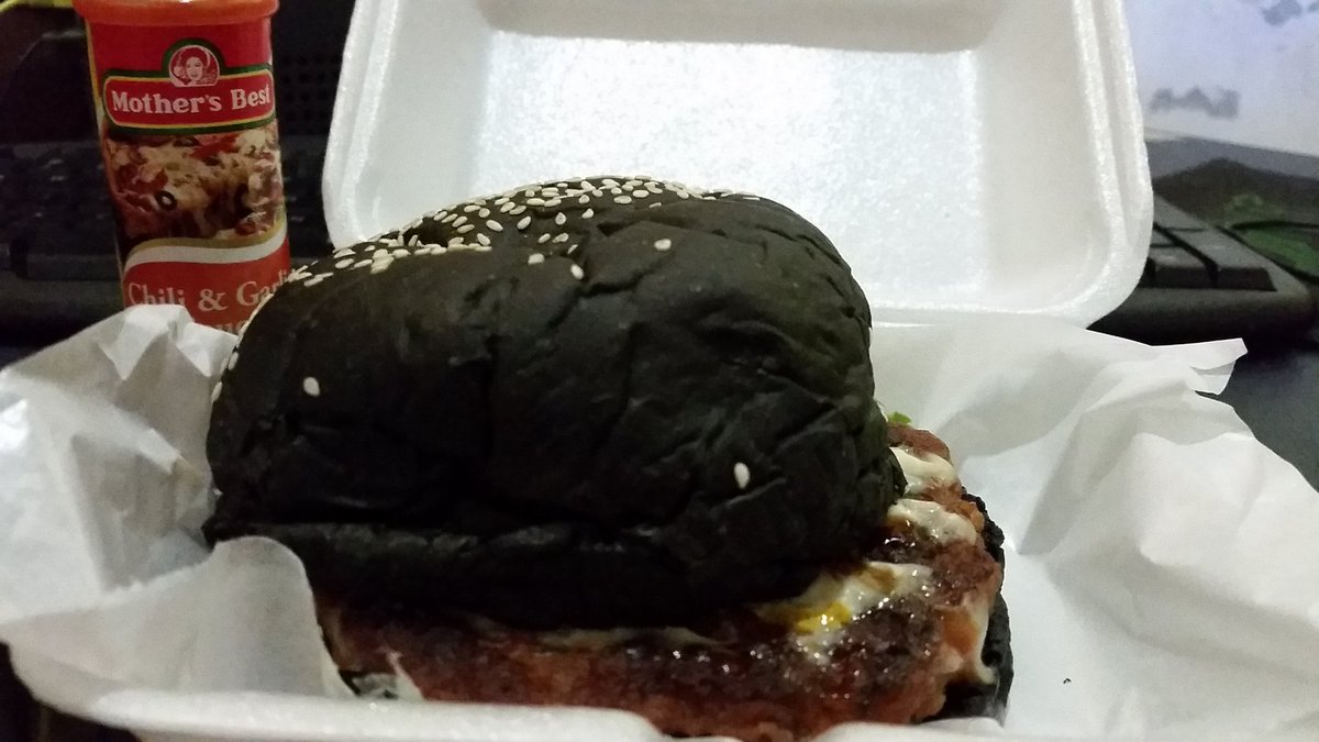 vncntlebis's tweet photo. Oh johnny walker #Overlyhyped #MadzBurgers #Notthatmuch #Tasty #food https://t.co/yRdbHYpSQO