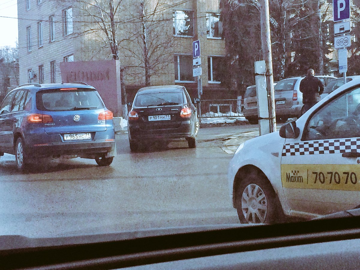 akaEnkle's tweet photo. Вот так у нас в городе клёво паркуются. Р101УН71 #тула https://t.co/LVOTWLFPbj