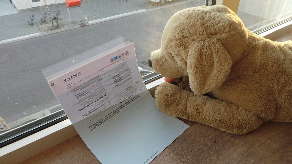 Hoe zot kan het zijn!! Hondenbelasting voor een pluche hond!!! <a href="/GemZaanstad/">Gemeente Zaanstad</a>  #Zaanstad  #Gemeente