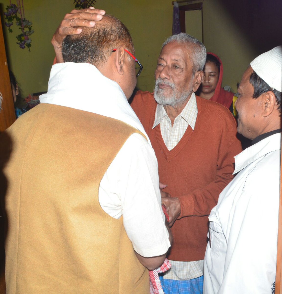 BhaskarSharma_'s tweet photo. Seeking blessings #vote4Bjp https://t.co/GGyvSNBfNQ