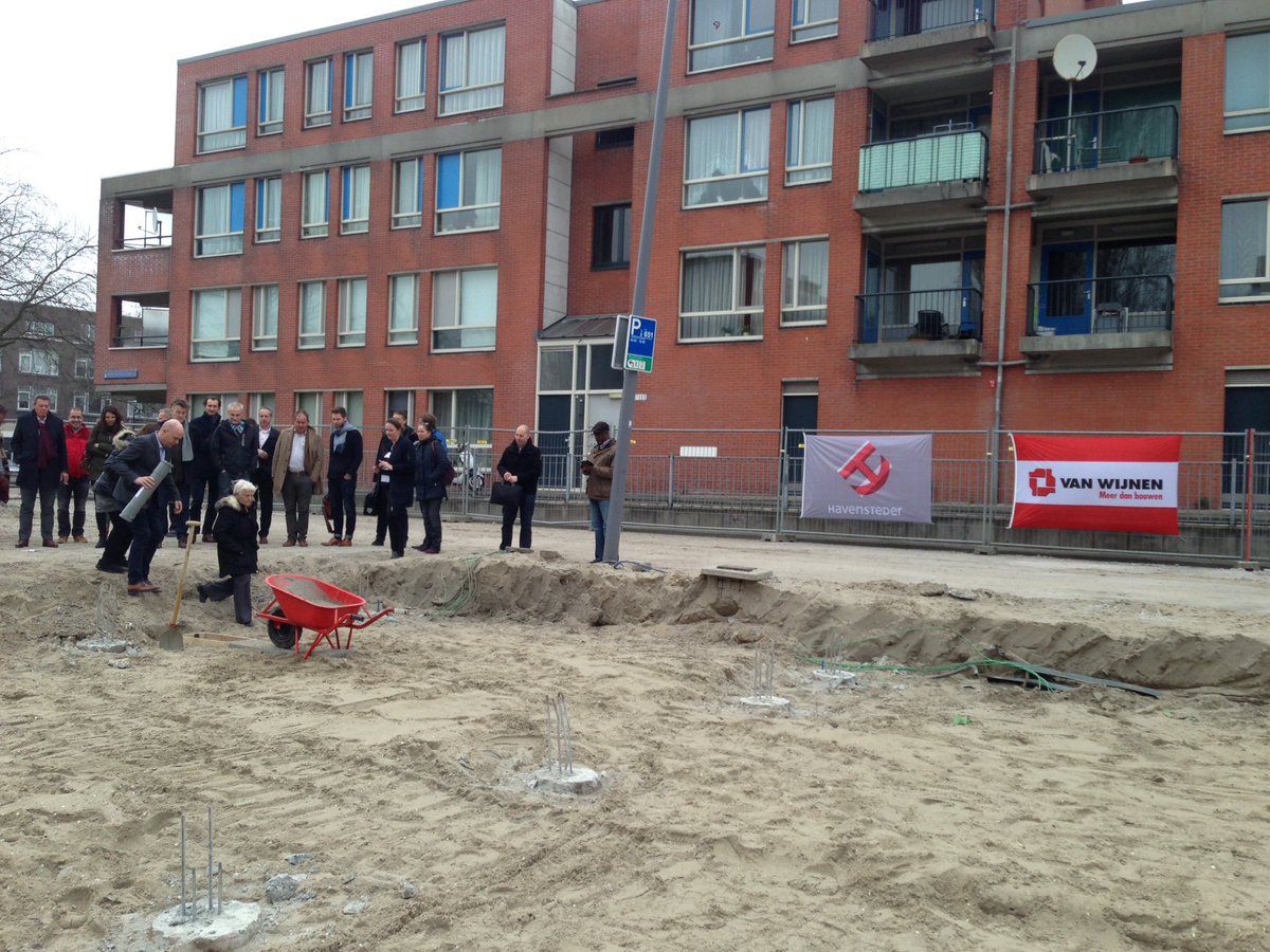 VanWijnenGroep's tweet photo. Geen eieren verstoppen maar een wenscapsule bij de start bouw van woningen Hendrik de Keyser @Havensteder #Rotterdam https://t.co/taCjywFItR