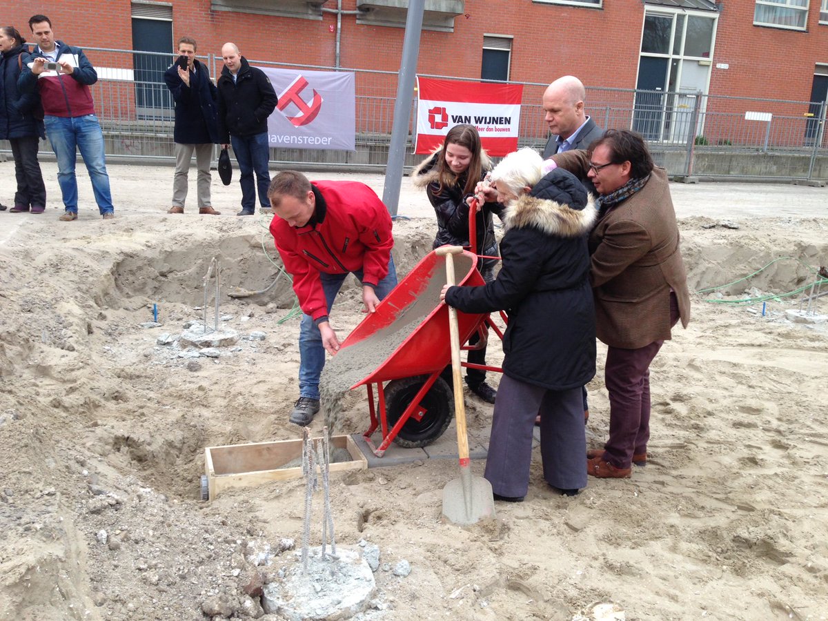 VanWijnenGroep's tweet photo. Geen eieren verstoppen maar een wenscapsule bij de start bouw van woningen Hendrik de Keyser @Havensteder #Rotterdam https://t.co/taCjywFItR