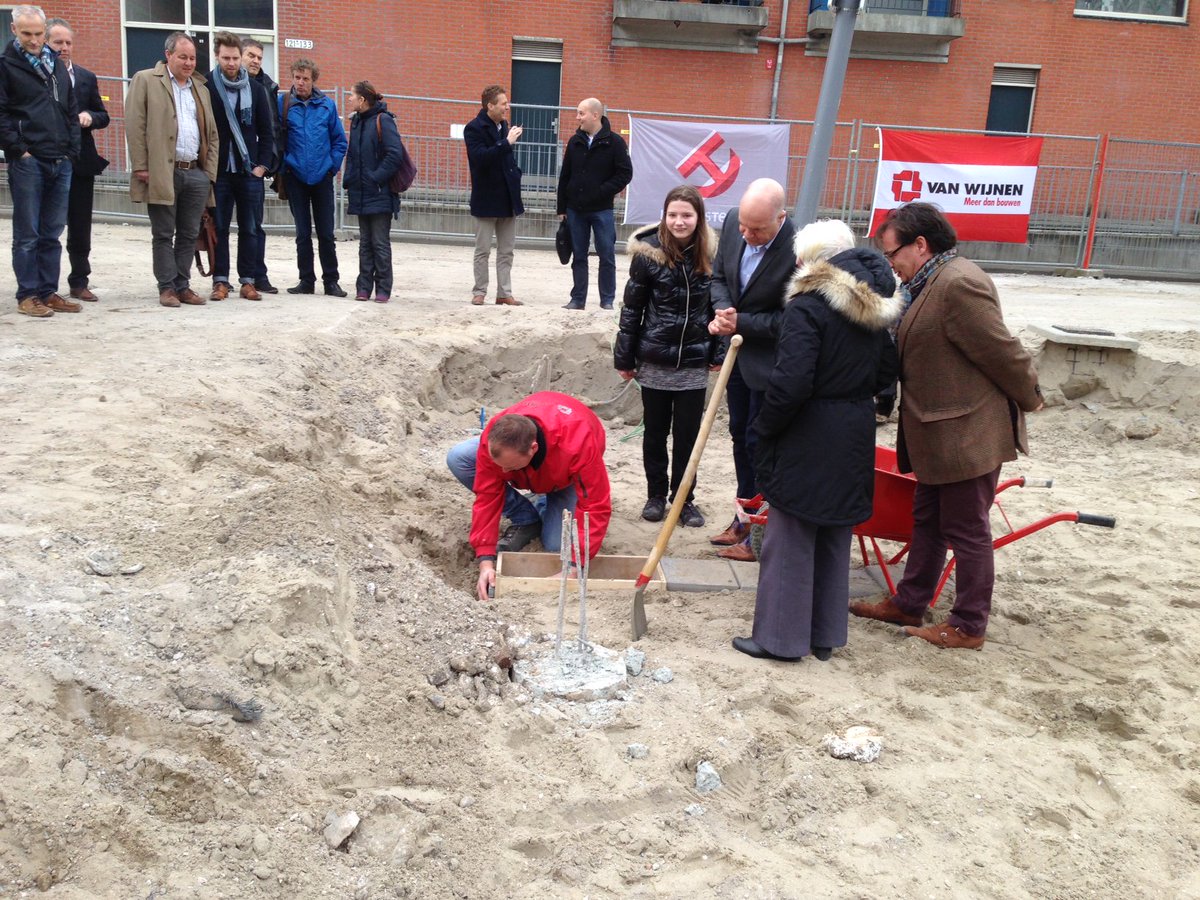VanWijnenGroep's tweet photo. Geen eieren verstoppen maar een wenscapsule bij de start bouw van woningen Hendrik de Keyser @Havensteder #Rotterdam https://t.co/taCjywFItR