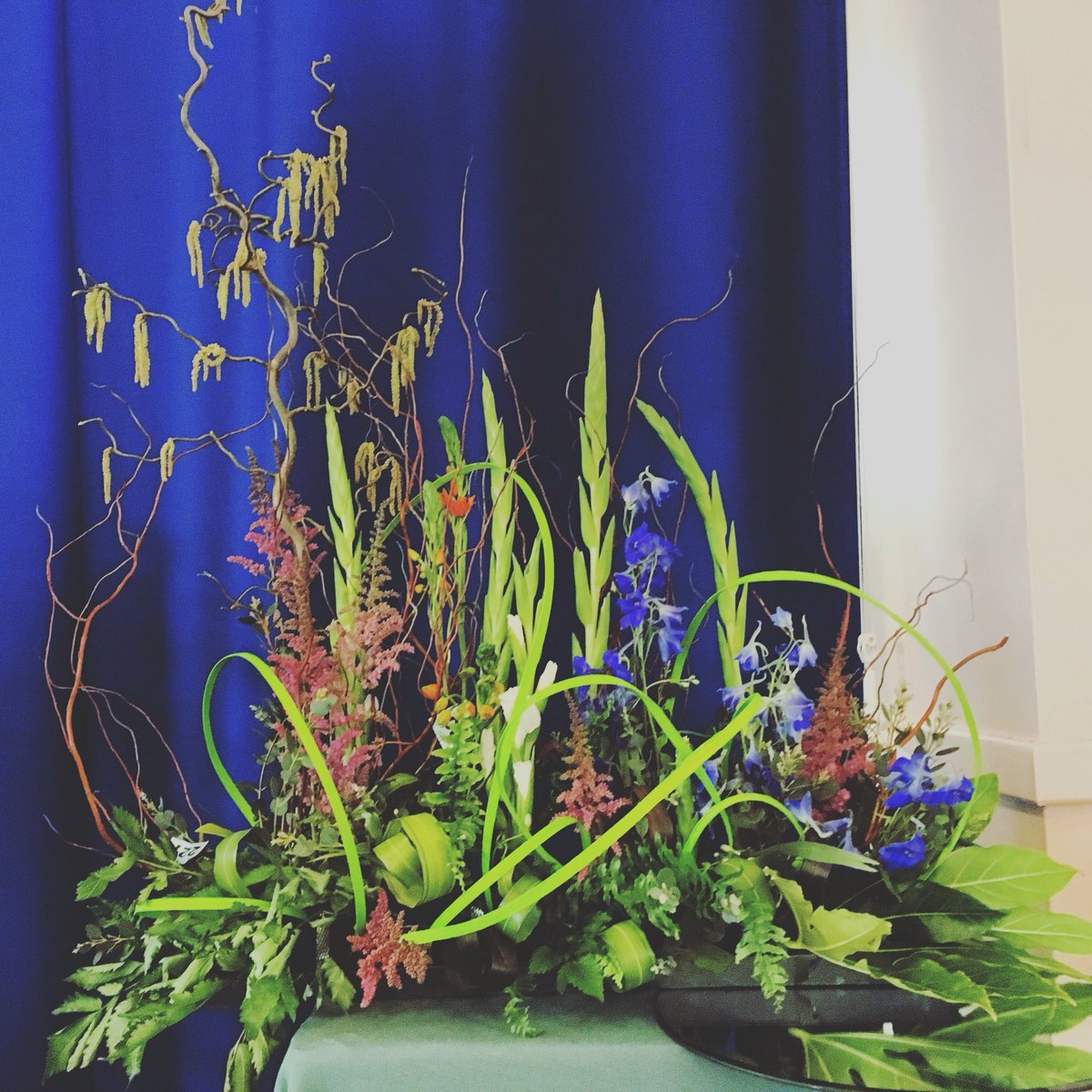 HelenRaymond2's tweet photo. Floral landscape such a lovely way to interpret our beautiful views #flowers #landscape #flowerschool #nafas https://t.co/x8eBXMQRql