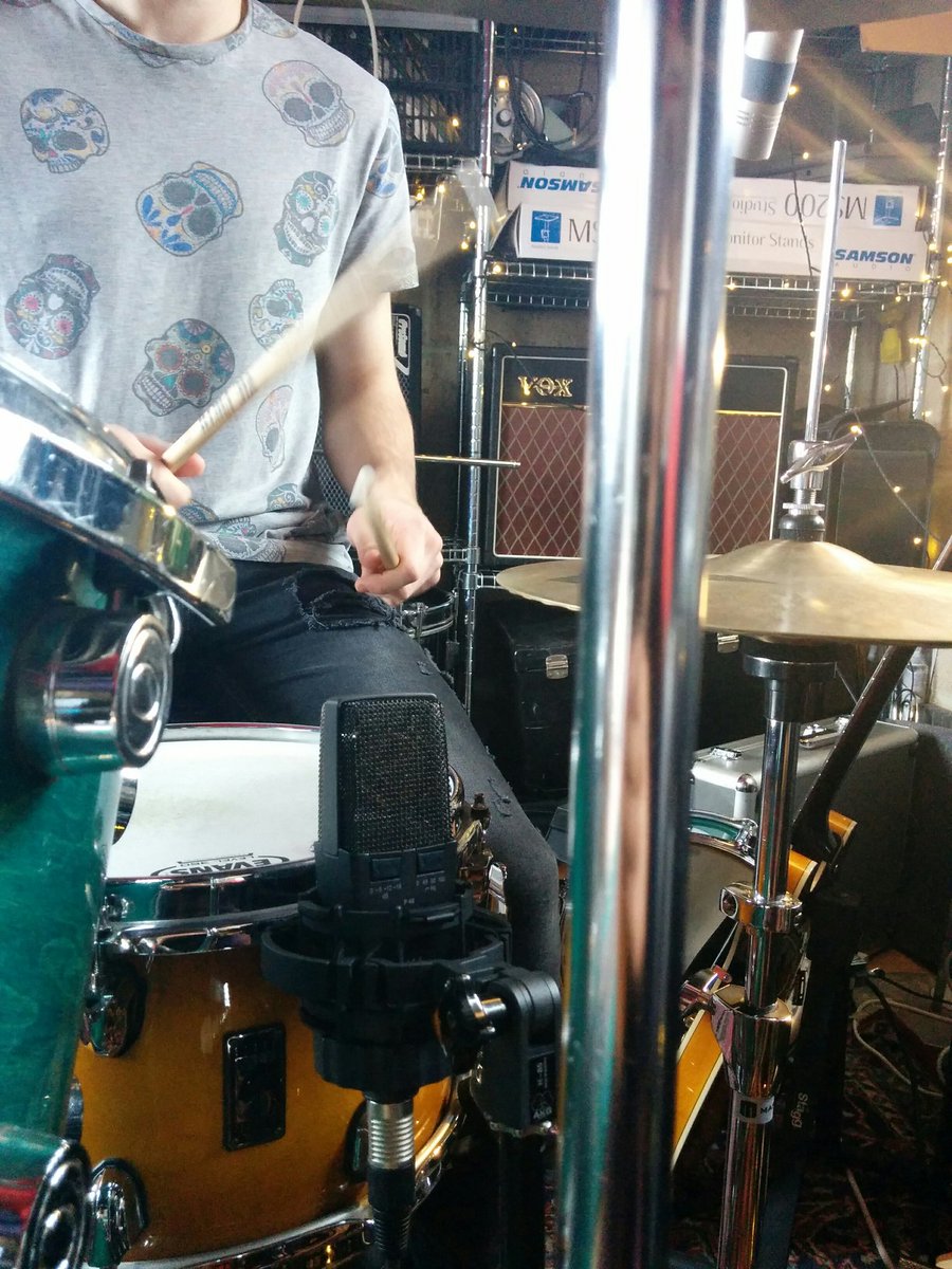 78_RCM's tweet photo. Just setting up to record some new @RobertoyJuan1 songs https://t.co/GZZEUu0jve