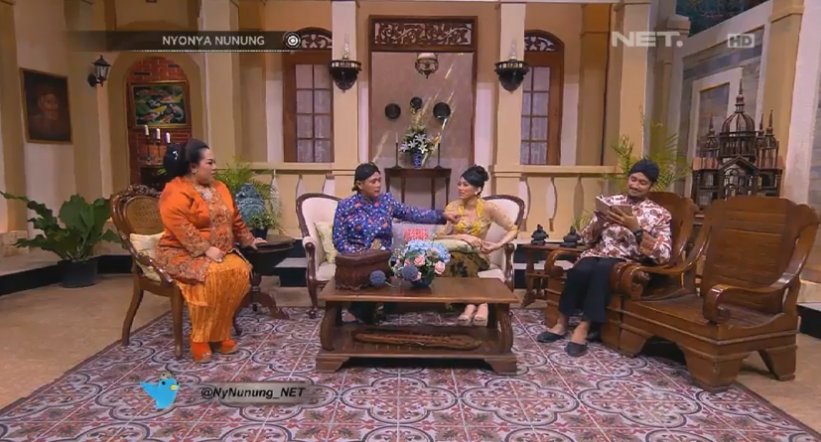 nyonya <a href="/nunung63/">Tri Retno Prayudati</a> abis ngapain kok dari pendopo yah tadi?
