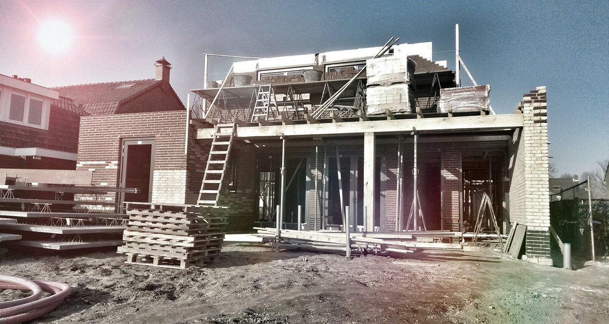 JorisvdBraak's tweet photo. De zon schijnt, dus de #nieuwbouw in #Udenhout gaat in rap tempo! #jvdb #architect https://t.co/T8CqUJYImC