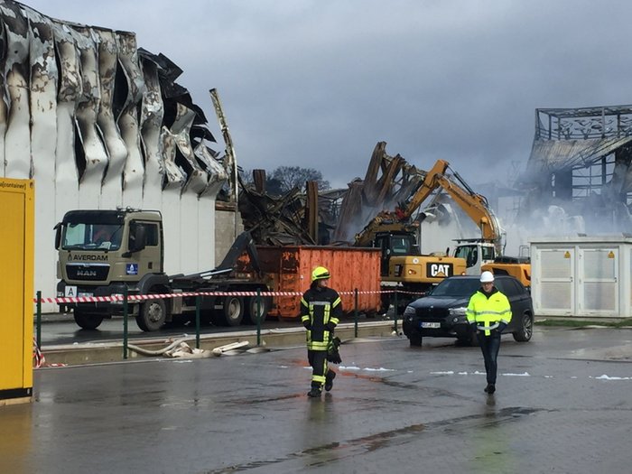 SandraDroege's tweet photo. Letzte Glutnester werden noch gelöscht - Bagger räumen bereits den Schutt beiseite. #Brand #Wiesenhof #Lohne https://t.co/CuqhTkSPFd