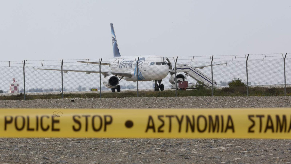 Egypt is sending a plane to Cyprus to pick up #EgyptAir stranded passengers. Live updates: trib.al/jo4nLlS