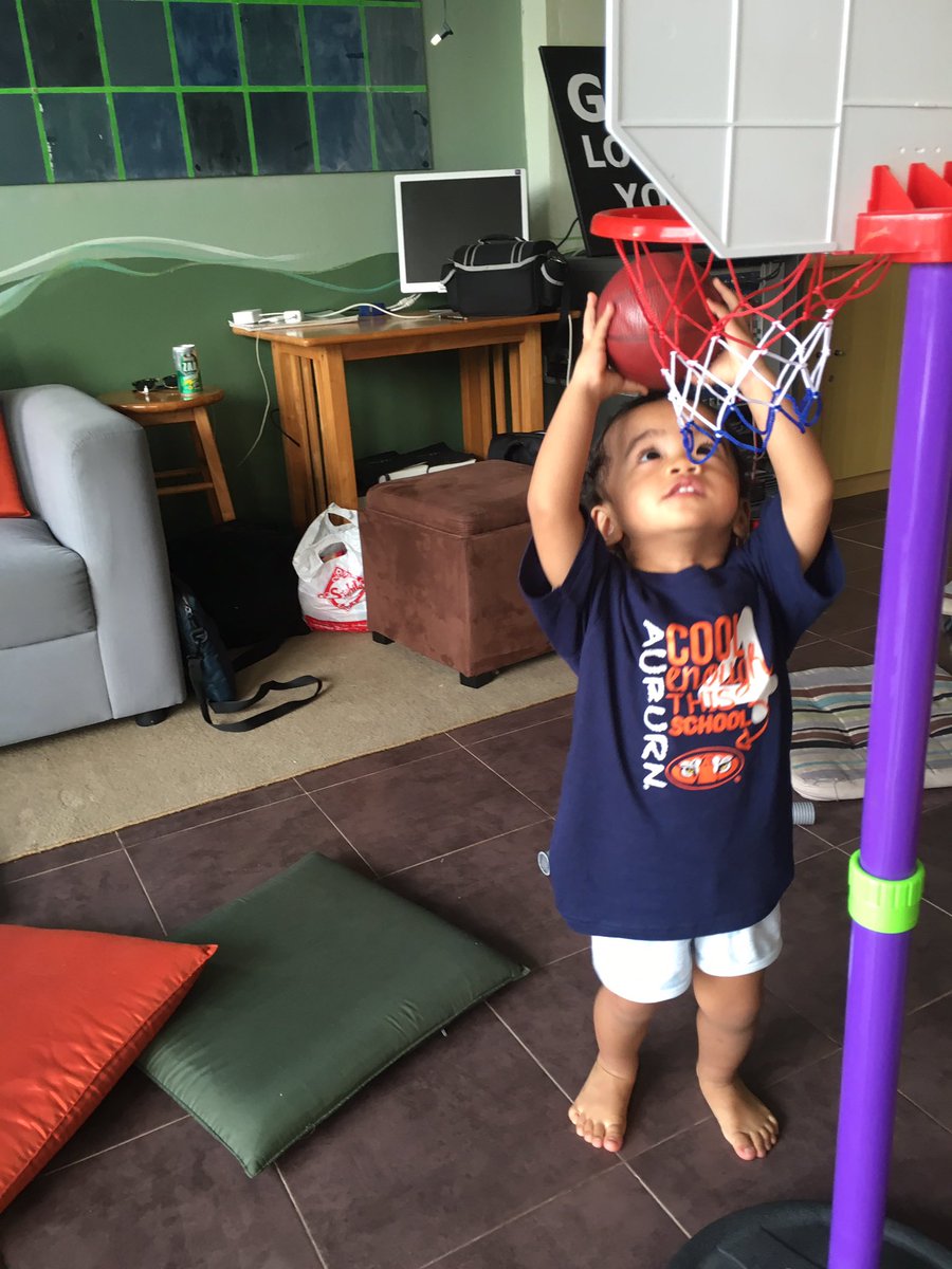 PhotonNaut's tweet photo. @coachbrucepearl @jacobvarner14  Found you a future player in Thailand. #wareagle https://t.co/qpSAwirZaP