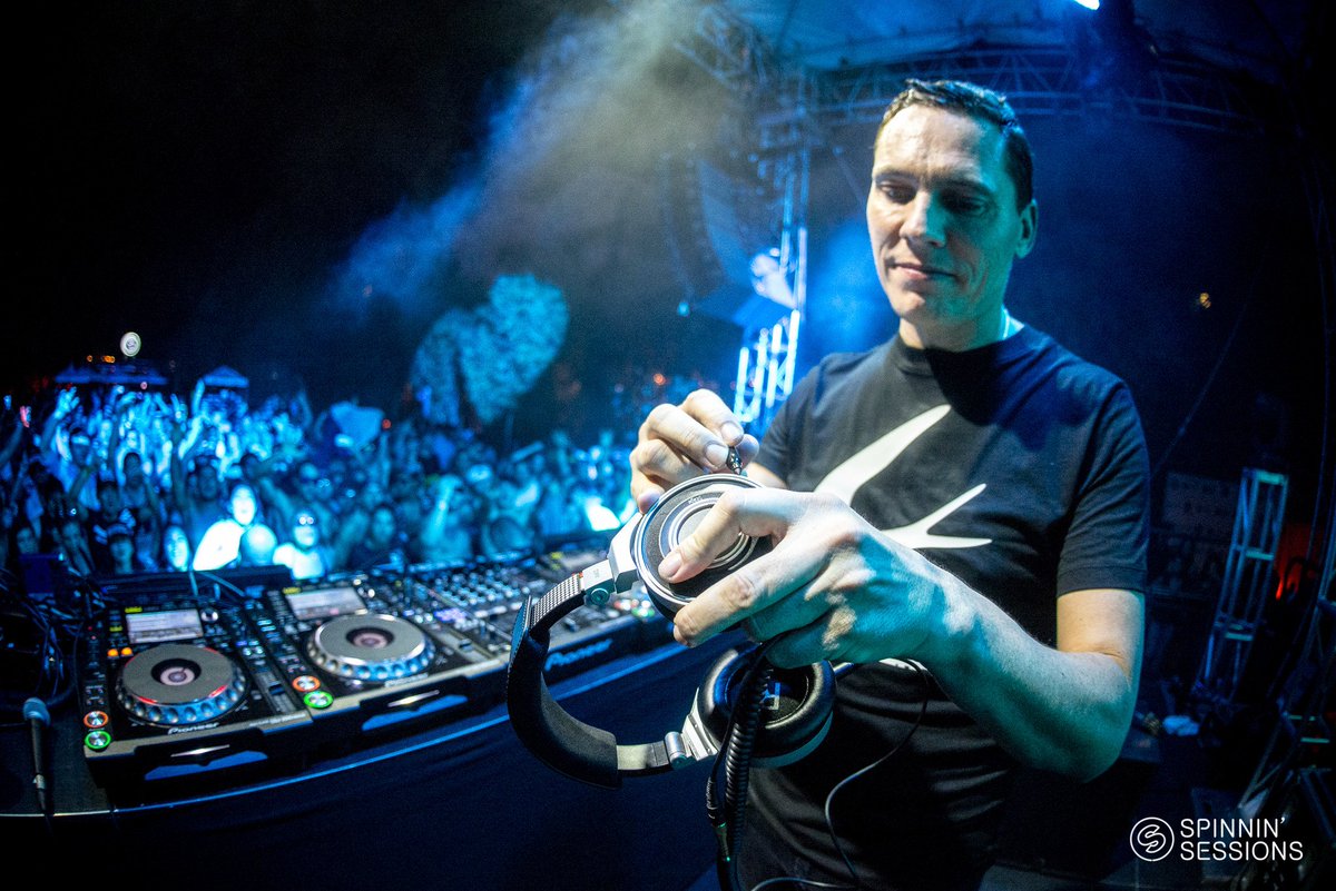 SpinninSessions's tweet photo. Did you know @tiesto frequently signs his headphones and gives them to someone in the crowd?! https://t.co/ARwfRYeEgm