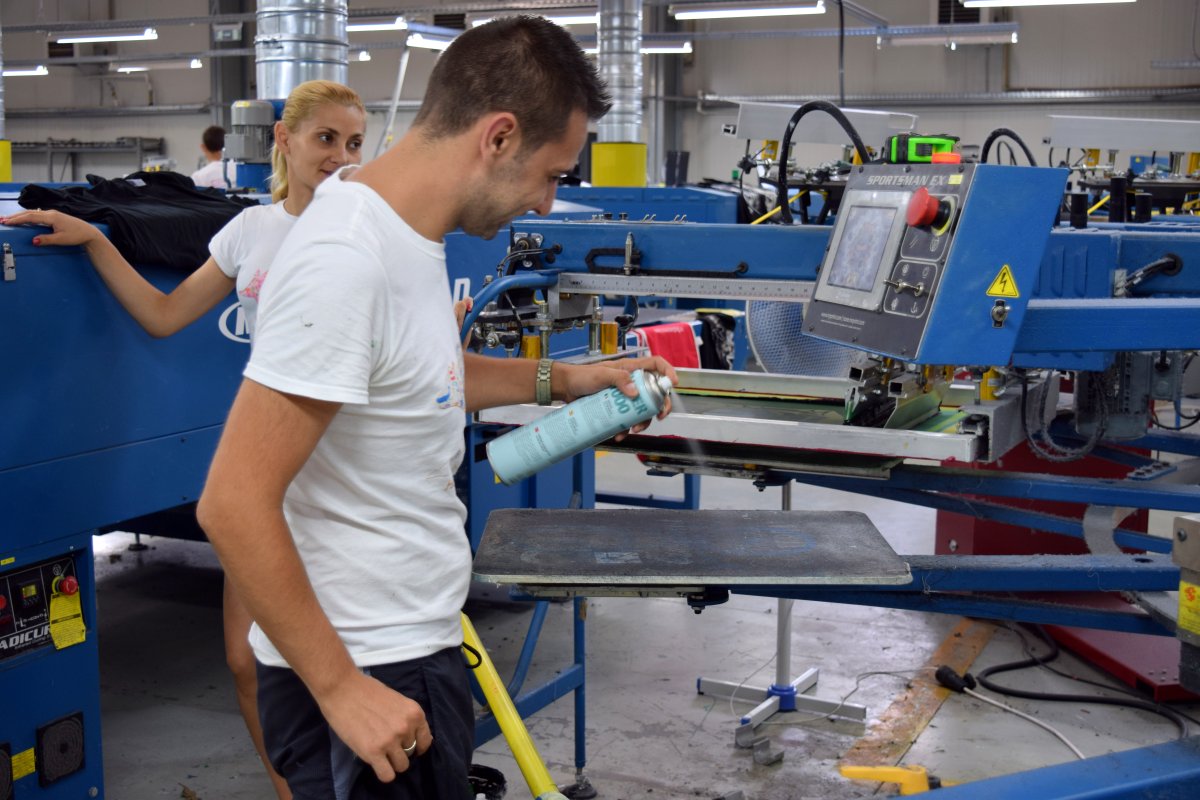 sPrintTextile's tweet photo. Always #happy to be #screenprinting! #happysPrinters @mrcompanies #SportsmanEX #printplates https://t.co/pNkHWpev6z https://t.co/v7XwUJD4Si