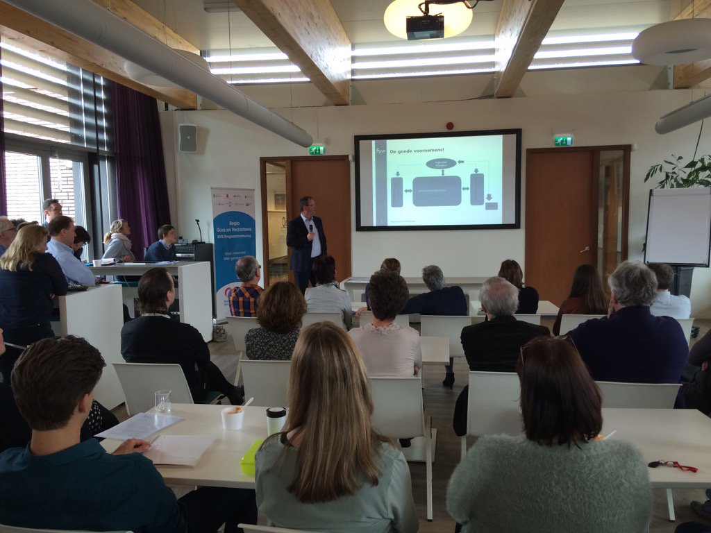 SaskiaLuijer's tweet photo. Tijdens leerhuislunch @RegioGV deelt interim-directeur Rein Schurink zijn visie op de bestuursopdracht. #nieuwmodel https://t.co/sxO1hAnoV3