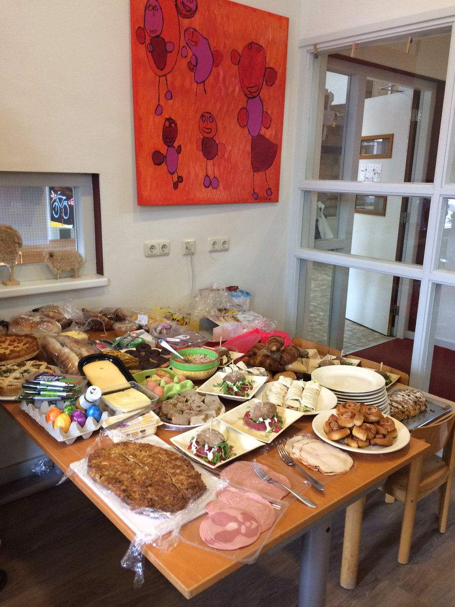bsStJozef's tweet photo. Na een inspirerende ochtend, tijd voor een zelf gemaakte teamlunch! https://t.co/jfw9fXeuDg
