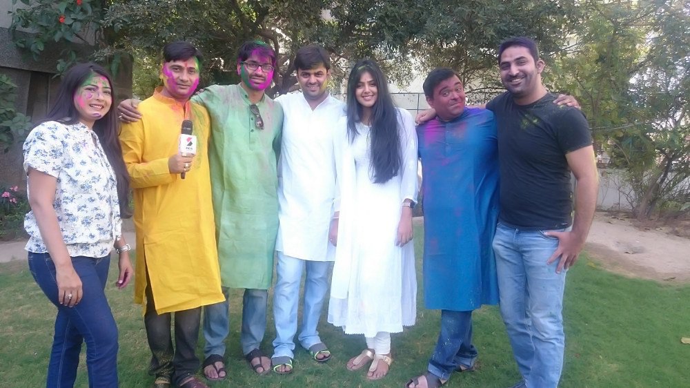 _MonalGajjar's tweet photo. Monal Gajjar Celeberated Holi With Thai Jashe Team @Gajjarmonal #monal #monalgajjar https://t.co/ULIvmFUULp https://t.co/9mAk09rGOq