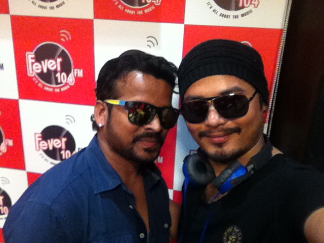 ItsAriffKhan's tweet photo. @Fever_104FM pe #ElektroSufi unplugged ka Fever. Had a great time with @shahidmaliya and @RJUrmin #arkane https://t.co/77DKlKkG48
