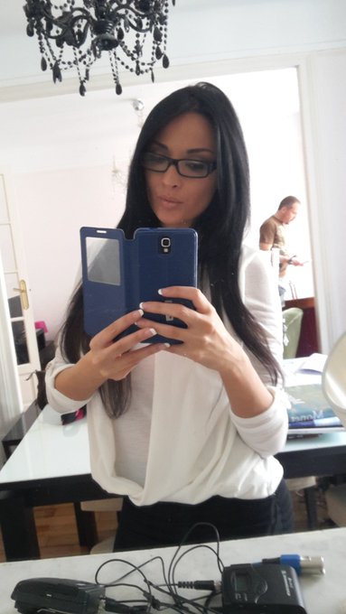 En mode bourgoise � lunette pour le tournage de @RickAngelPorn  ?? https://t.co/DXpR6kMYUl