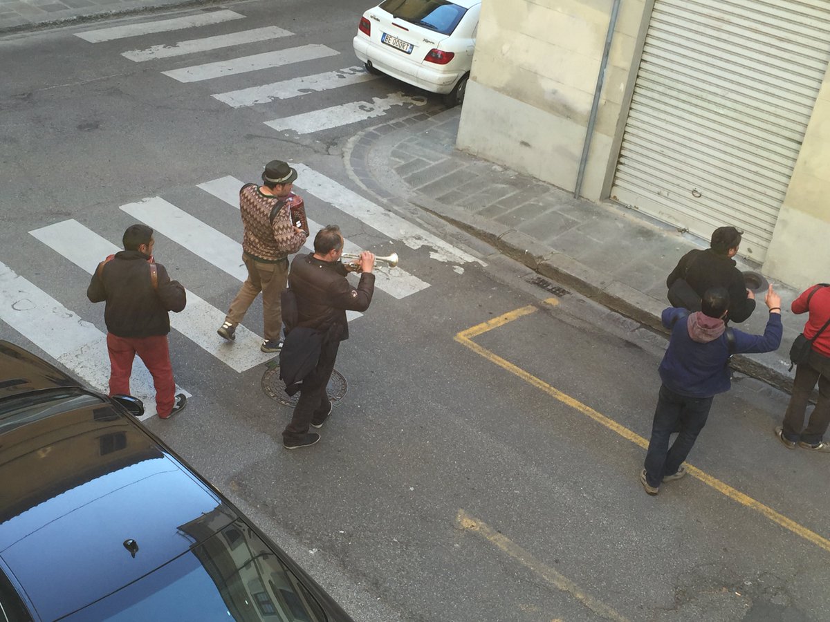 A great tactic: Serenade, get paid and move on