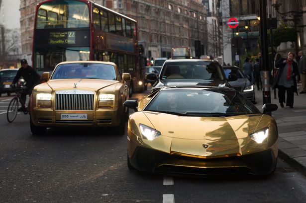 DailyMirror's tweet image. Rich Saudi tourist flies in £1million fleet of gold-coated luxury cars to get around London
mirror.co.uk/news/uk-news/r…