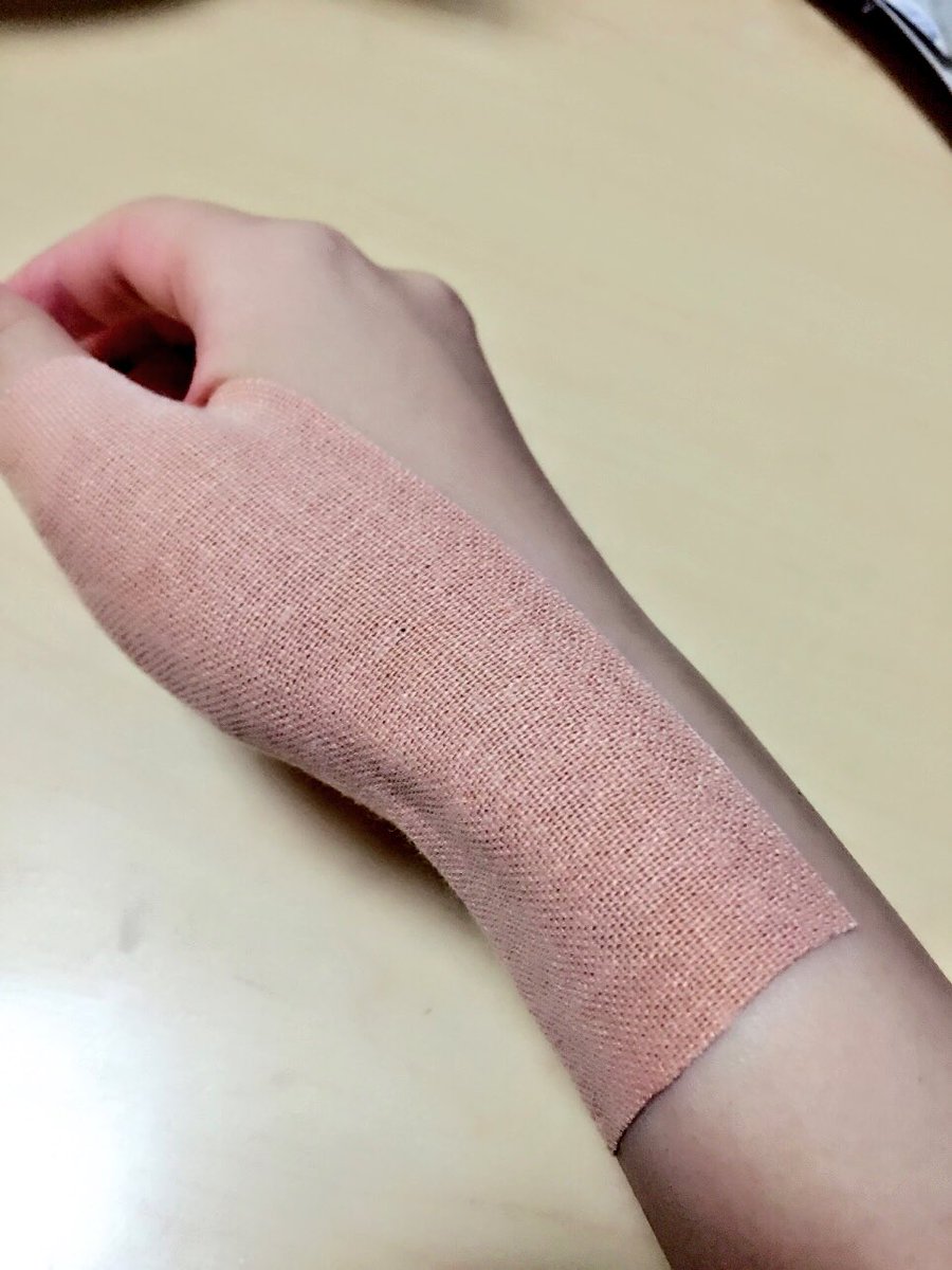 マガイト 整骨院で手の腱鞘炎予防のテーピングを聞いたのでメモ テープは5cm幅伸縮性タイプ 画像は100均 手を書き物の時と同じ角度に 親指から手首にかけて一枚貼ったら手首にもう一枚一周 必要なら親指の付け根にも一周貼っても良い T マガイト 整骨院で手の腱鞘炎予防のテーピングを聞いたのでメモ テープは5cm幅伸縮性タイプ 画像は100均 手を書き物の時と同じ角度に 親指から手首にかけて一枚貼ったら手首にもう一枚一周 必要なら親指の付け根にも一周貼っても良い T