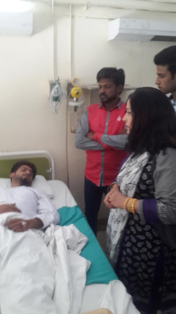 iywubaid's tweet photo. Wid mem british prlmnt yasmen quraishi visit blast place&amp;hospital to inquir blast victims.@HniaziISF @zubairniazi https://t.co/wCzxgMR7Bq