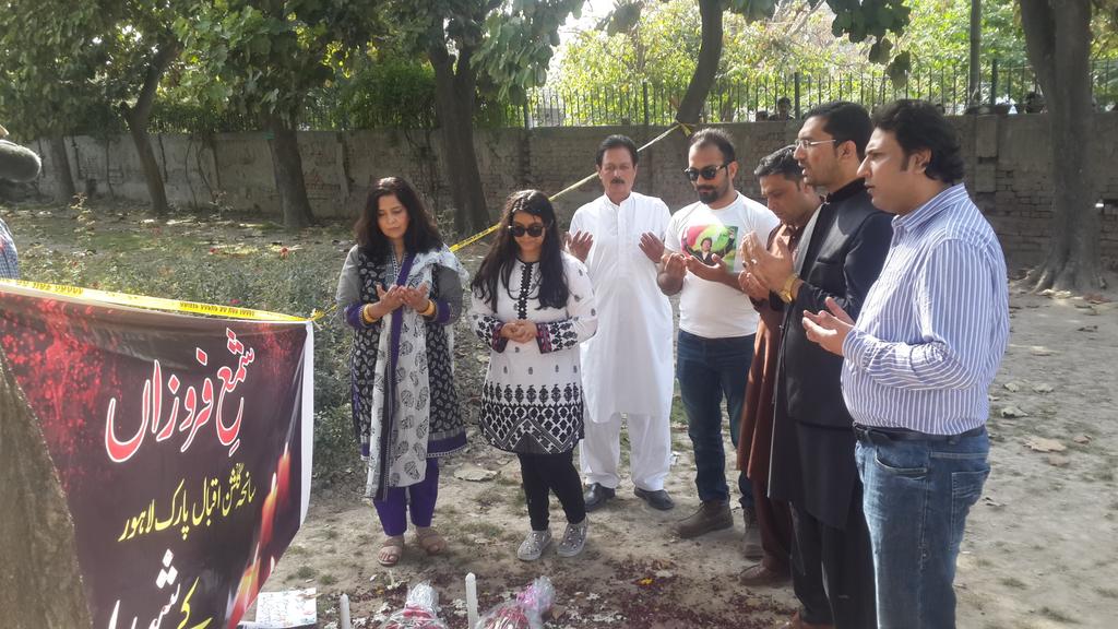 iywubaid's tweet photo. Wid mem british prlmnt yasmen quraishi visit blast place&amp;hospital to inquir blast victims.@HniaziISF @zubairniazi https://t.co/wCzxgMR7Bq