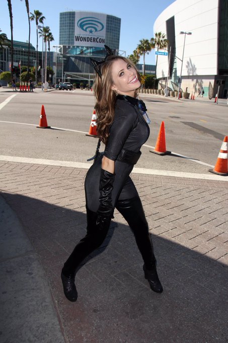 This is one of my favorite pics from my day at #WonderCon as #CatWoman 😊😼 #Cosplay #DCComics Have a purrrfect